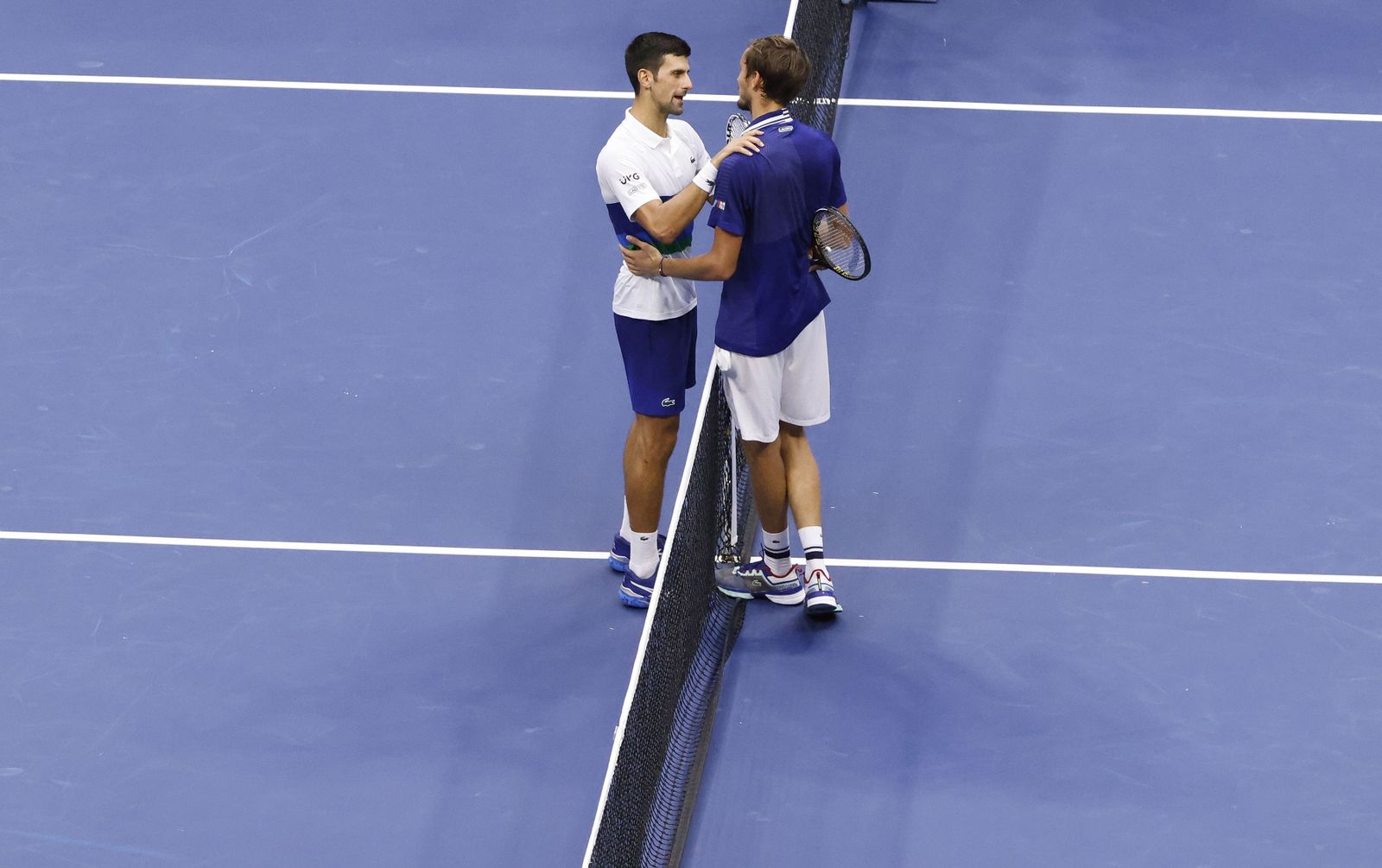 Novak Djokovic felicita a Daniil Medvedev tras su triunfo en el US Open.