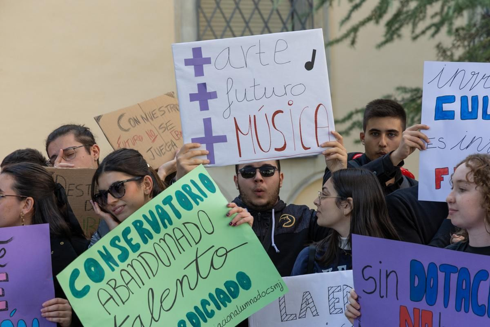 Concentración del alumnado del Conservatorio Superior de Música de Jaén para reclamar a la Junta de Andalucía que cumpla con los compromisos de dotación instrumental de la nueva sede