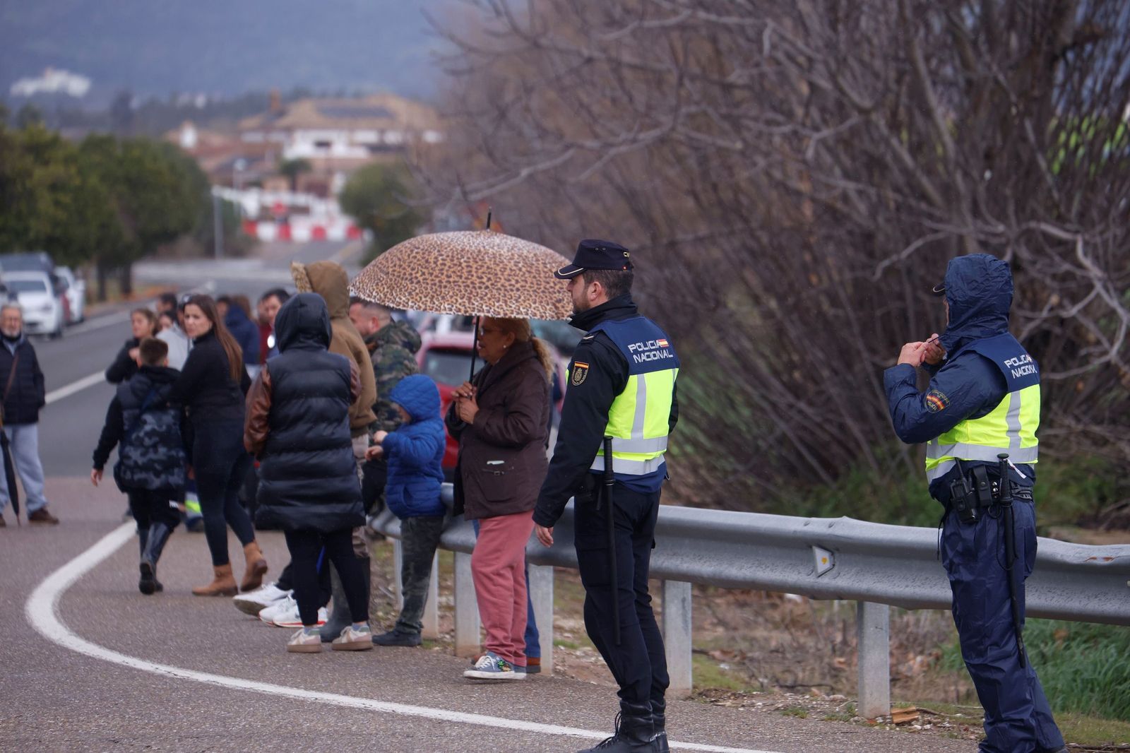 Los vecinos de Alcolea y de las parcelas de Guadalvalle siguen desalojando sus casas, en imágenes