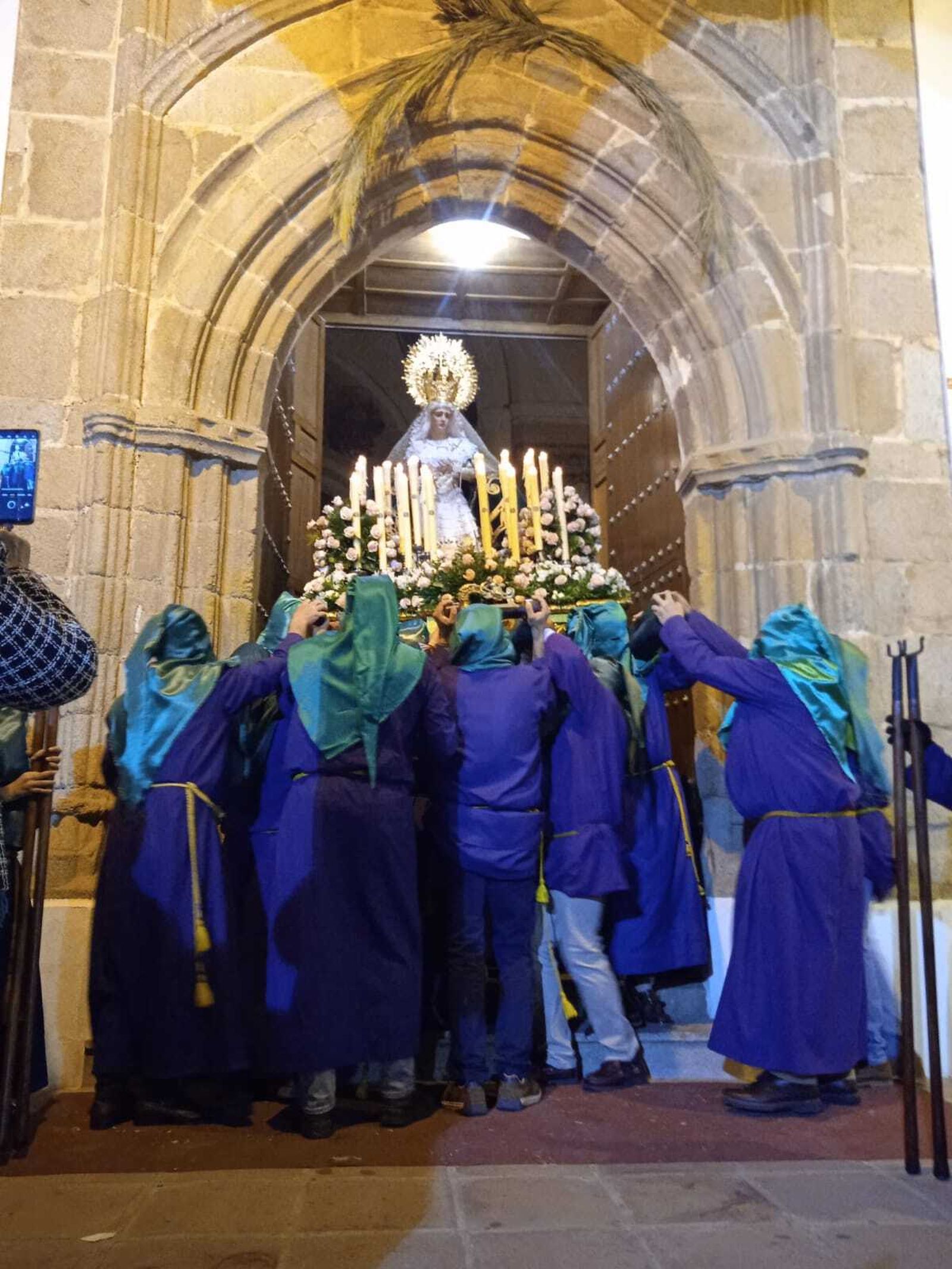 Jueves Santo en Fuente Obejuna: La procesión de Jesús Nazareno y la Virgen de la Esperanza, en imágenes