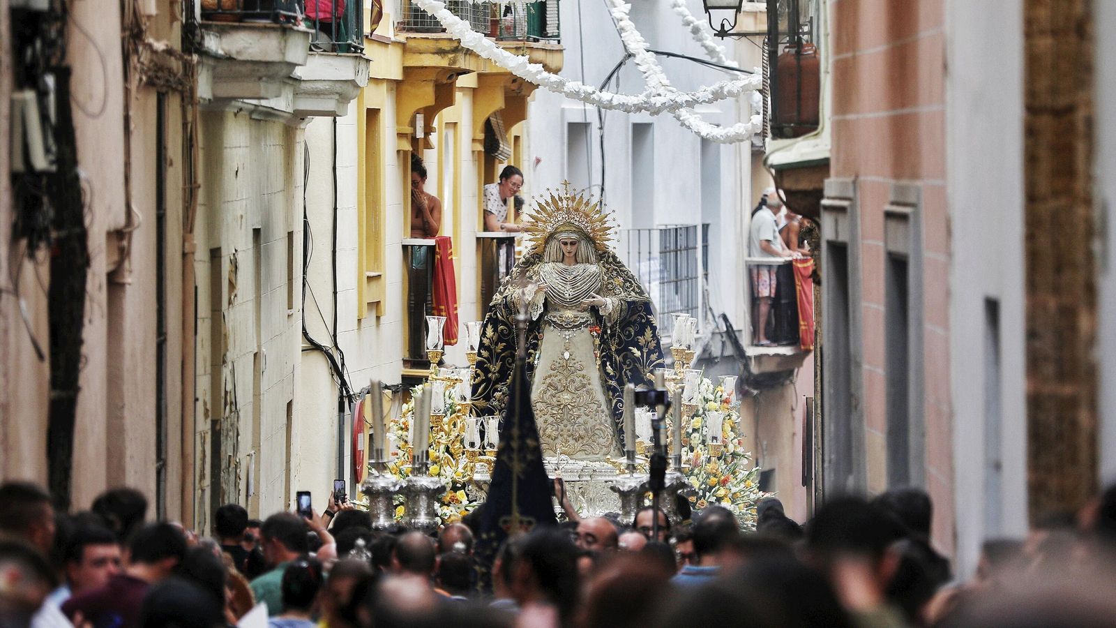 La Virgen de las Penas avanza entre una marea de gente por la calle Botica.