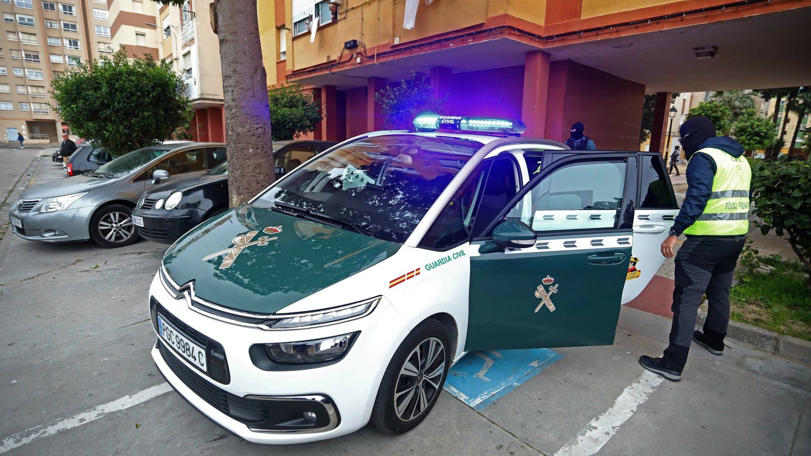 Fotos del registro de la Guardia Civil en la calle Guadalupe de La Línea
