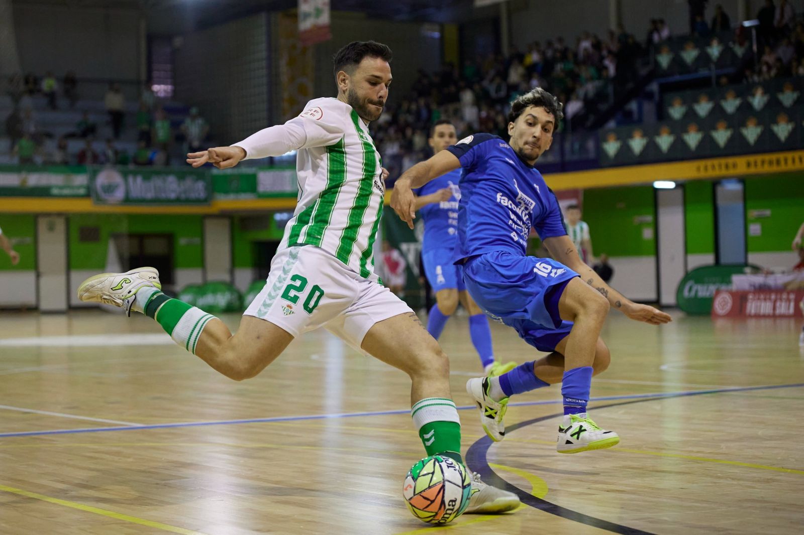 Ivi a punto de disparar en el duelo de Copa de Copa del Rey frente Alzira ante la oposición de Á. Naranjo