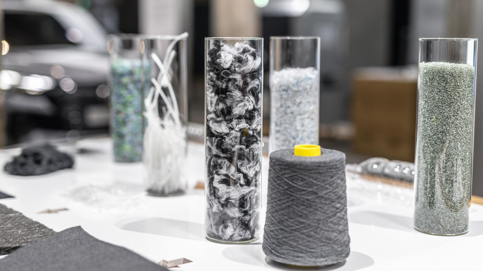 Para reducir el CO2 Audi busca oportunidades en los ciclos cerrados de materiales, el aumento gradual del uso de materiales secundarios, la aplicación de otros procesos de reciclaje en los componentes de plástico y el uso de electricidad verde.