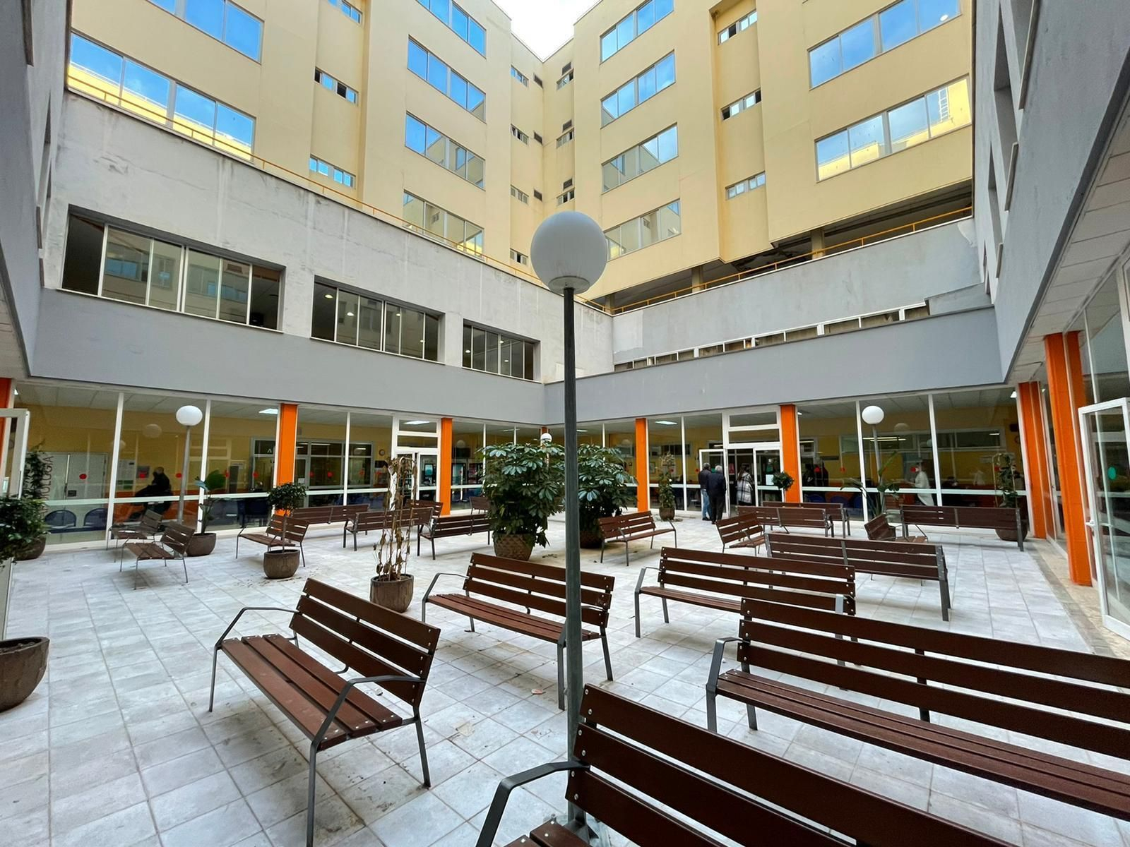 El patio naranja ha sido habilitado como sala de espera de consultas al aire libre.