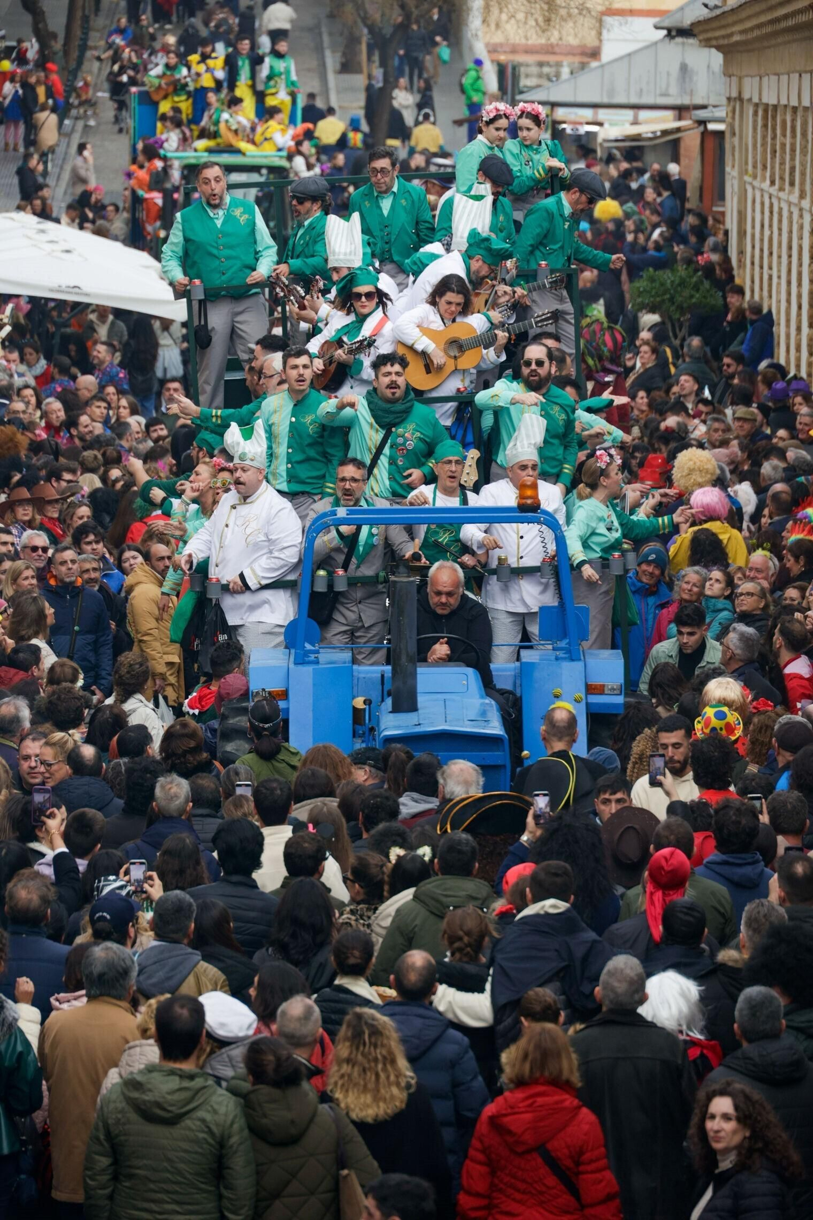 Las imágenes de un domingo de Carnaval en Cádiz pasado por agua