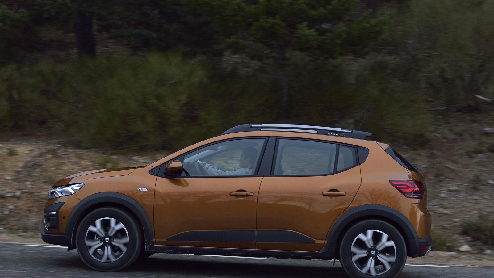 El Stepway no dispone de la misma gama de motores que el Sandero "de asfalto", en tanto que prescinde de la versión atmosférica del tres cilindros de gasolina.