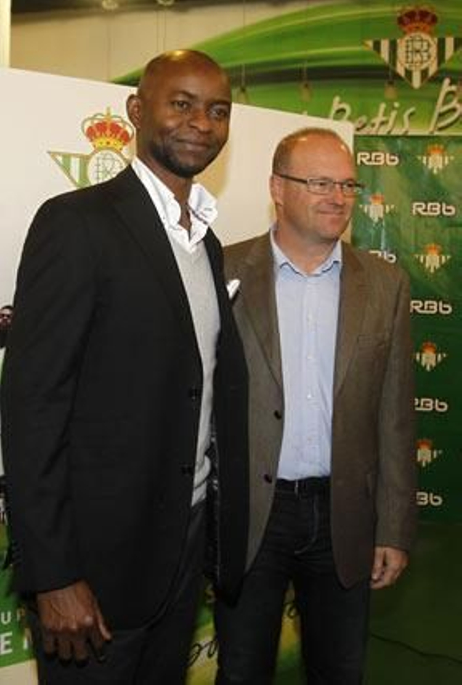 Finidi asegura que buscará "jugadores buenos y baratos"