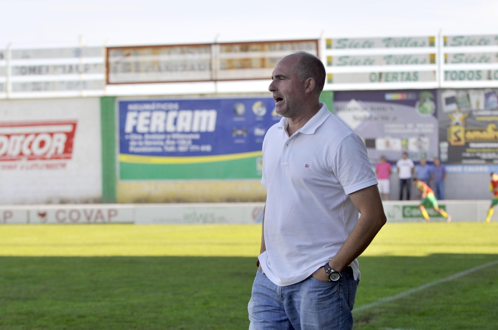 José Ángel Garrido Garrido, entrenador del Lora, espera que su equipo compita al máximo ante el Xerez CD dentro de sus limitaciones por las bajas.
