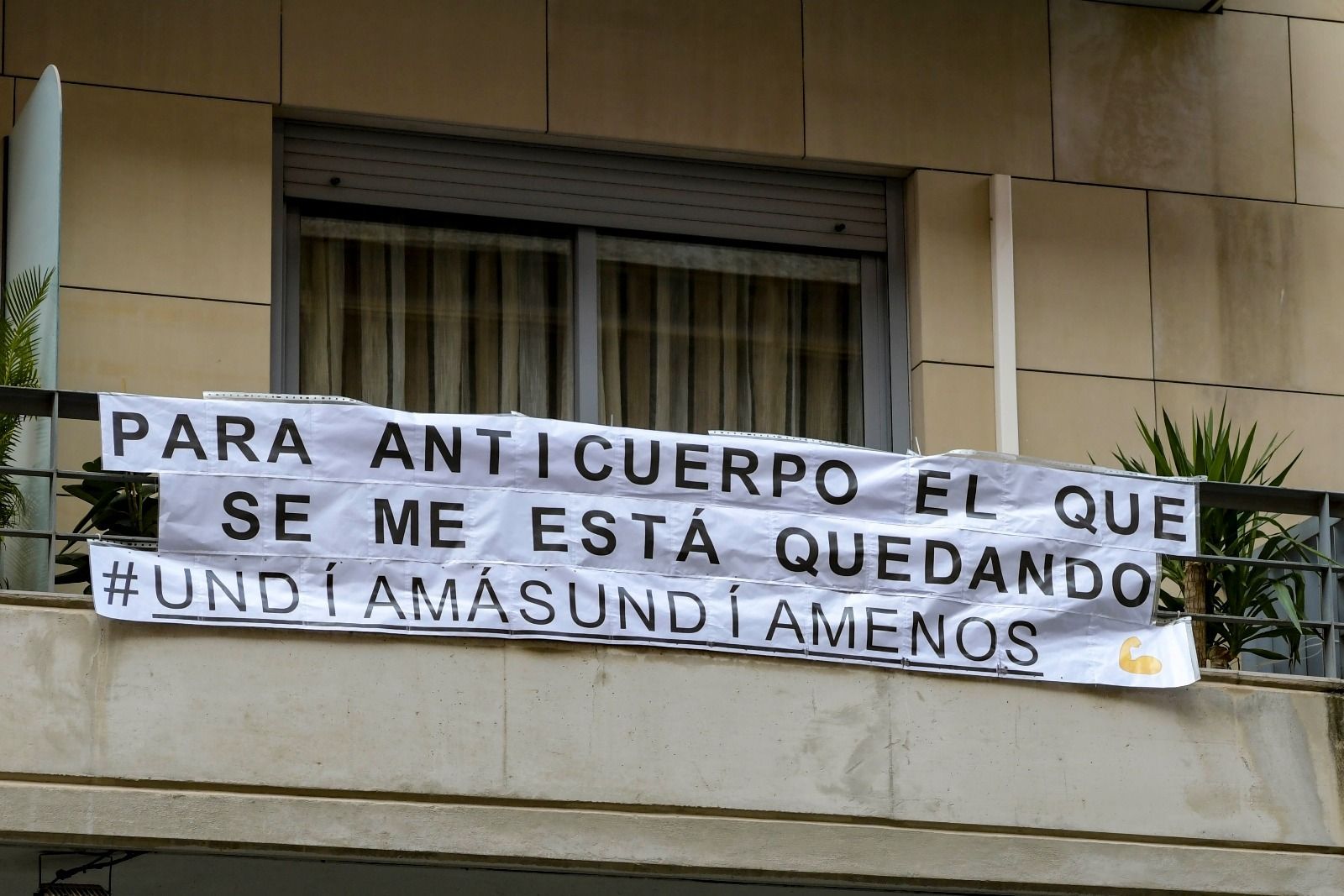 Una simpática pancarta colgada en un balcón de Granada durante el encierro.