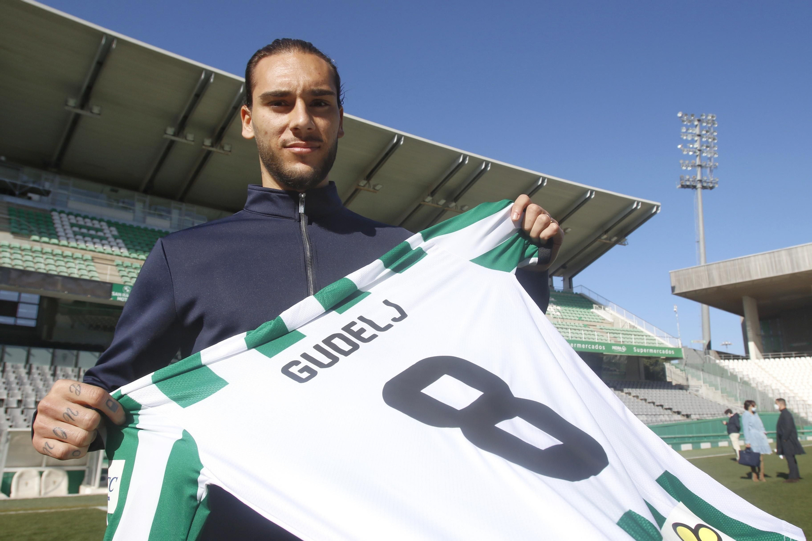 Dragisa Gudelj posa con la camiseta blanquiverde durante su presentación.