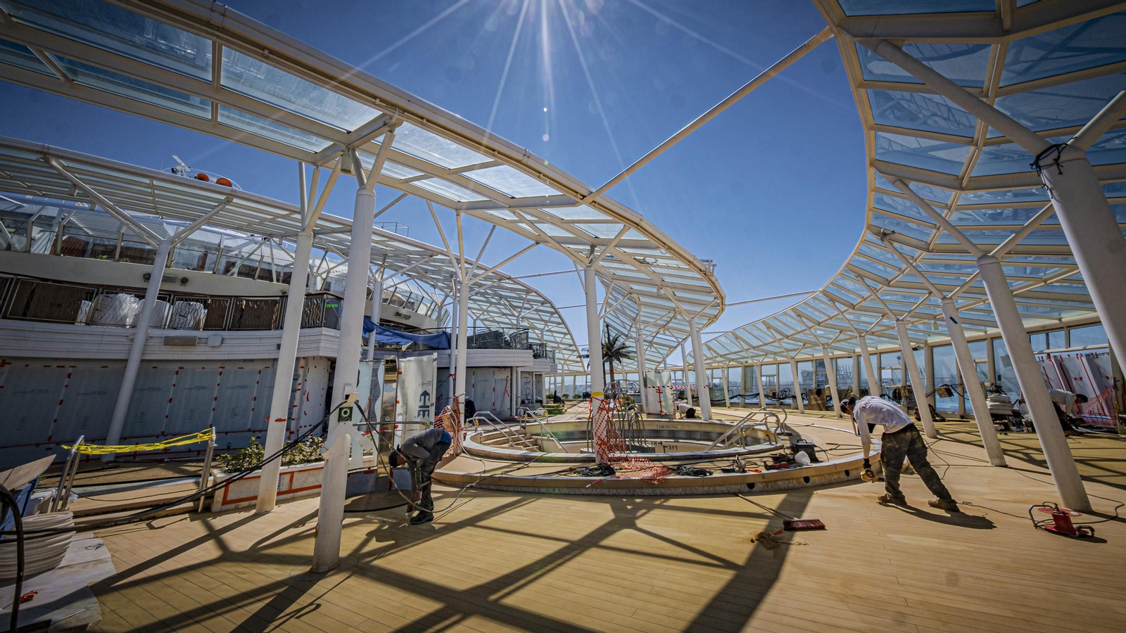 Las imágenes del interior del crucero 'Allure of the Seas' que se encuentra reparando en navantia Cádiz