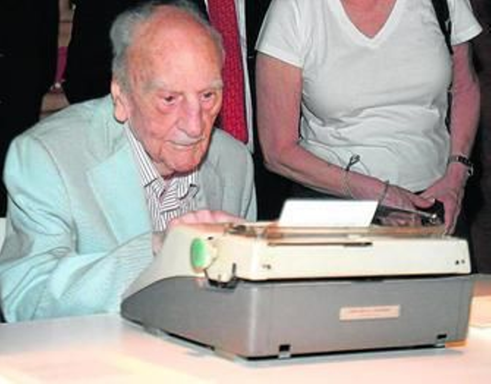 Francisco Ayala, ante una de sus máquinas de escribir.