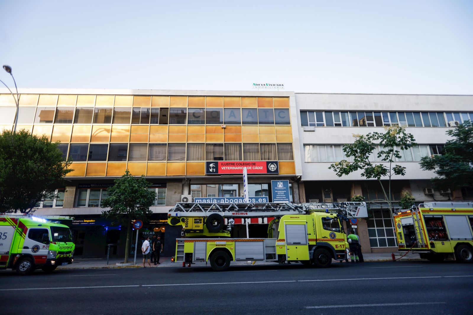 Bomberos durante su intervención en el edificio Proserpina.