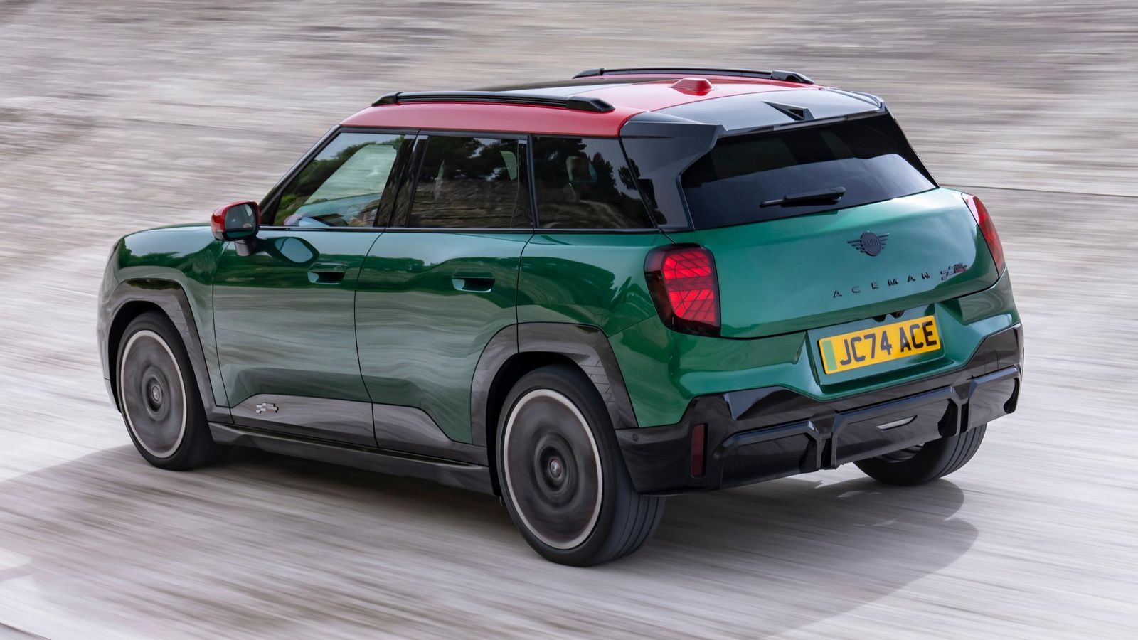 Sin incremento de capacidad en su batería, que es igual a la de la versión de 218 CV, la autonomía es algo inferior a ésta en los John Cooper Works.