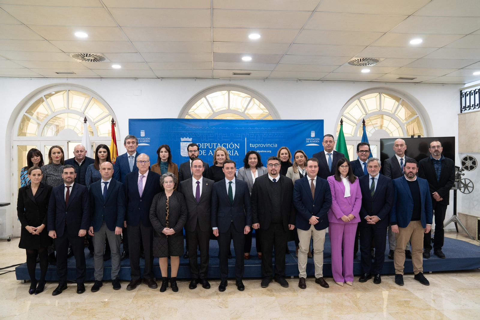 Los diputados esta mañana junto a la comunidad judía de Almería y la Asociación Cultural ‘Foro Almería Centro’.