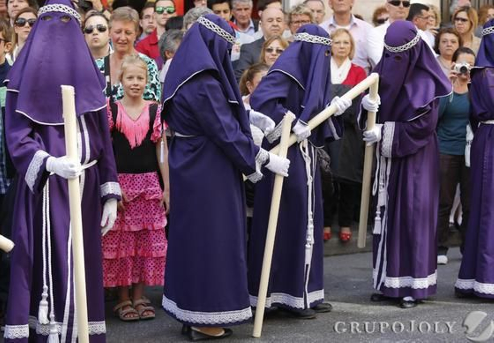 Crucifixión, Gitanos, Dolores del Puente, Pasión, Estudiantes y Cautivo protagonizaron una jornada en claroscuro./ Javier Albiñana