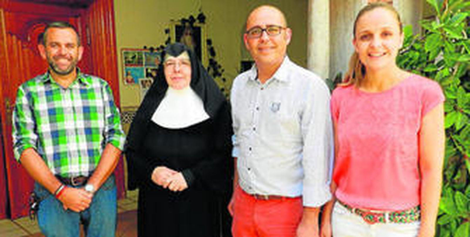 El concejal de Cultura, Antonio Lázaro, la Madre Superiora del centro, el alcalde Domingo Fernández y la edil de Hacienda, Maribel Sánchez, ayer.