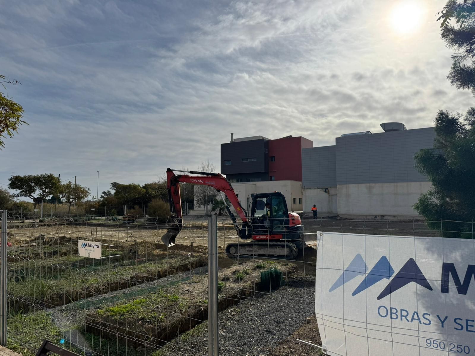 Inicio de las obras, ayer, con los movimientos de tierra y el replanteo en el terreno