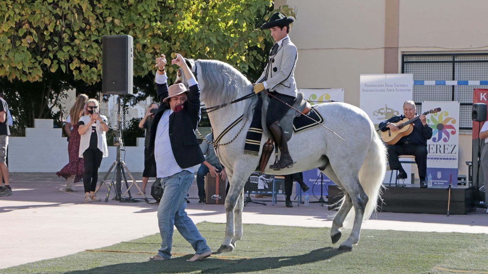 Imágenes del expectáculo de la Real Escuela y Paco Cepero en el colegio Luis Vives
