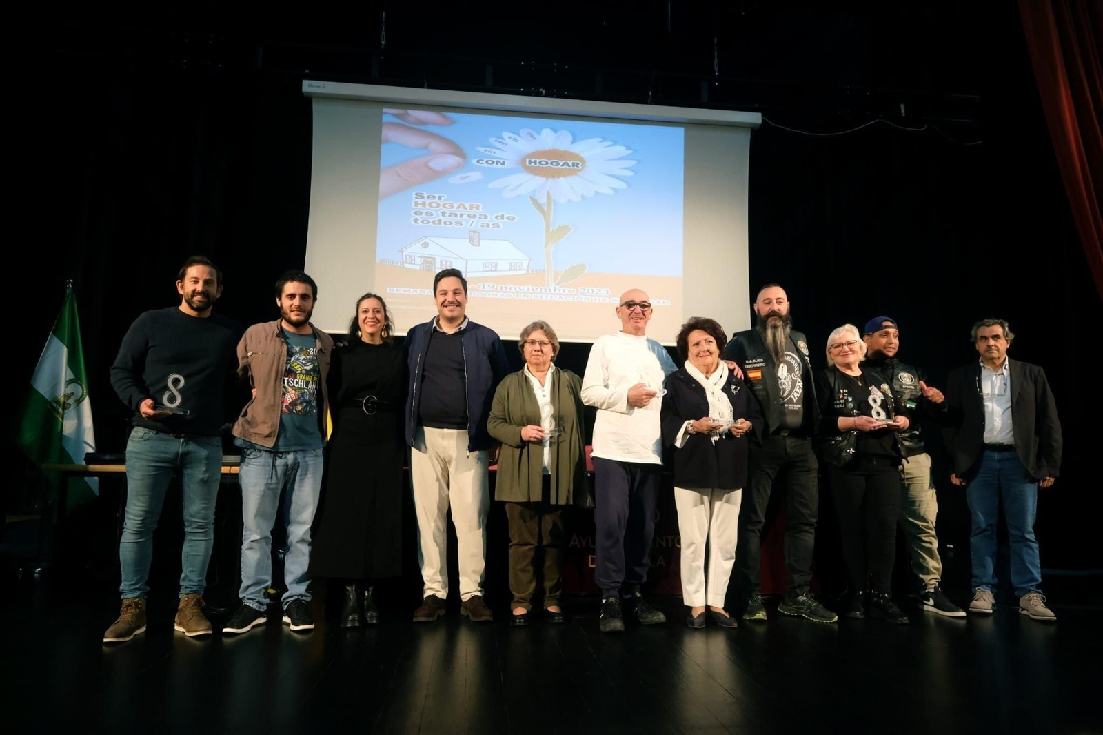 Foto de familia de los premiados con el edil José Luis García.