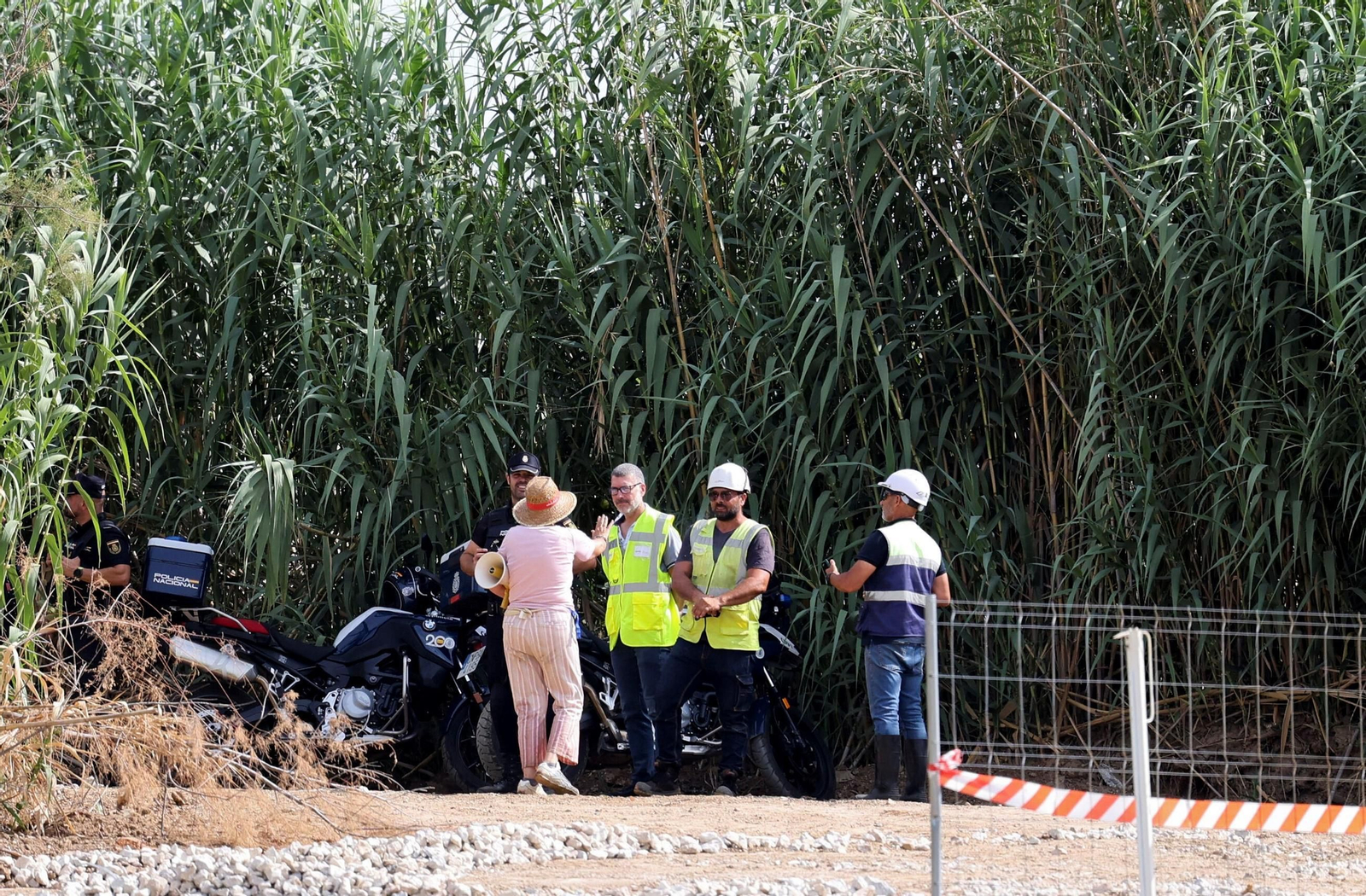 Vecinos protestan frente a las excavadoras en la Vega de Mestanza, en fotos
