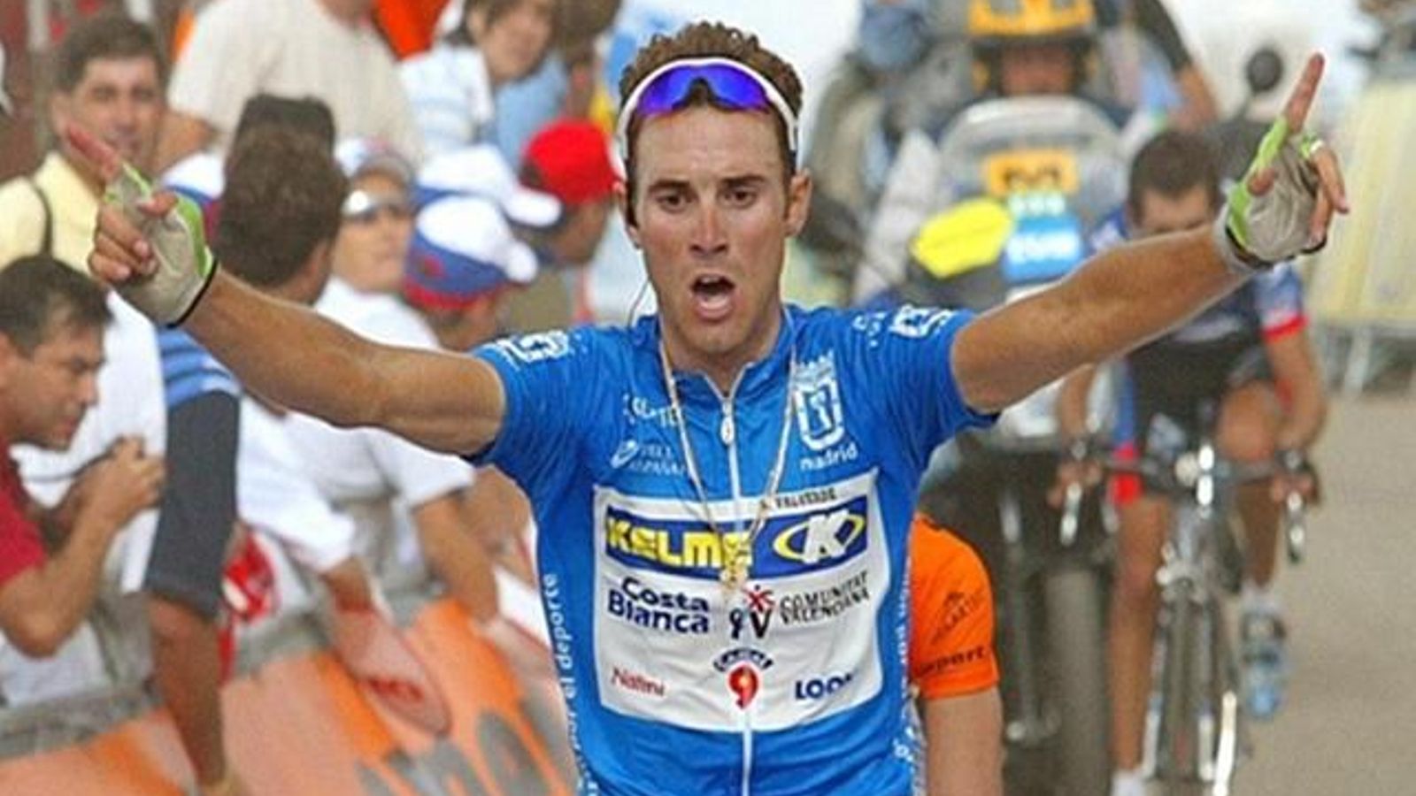 Valverde alza los brazos al ganar en la Sierra de la Pandera en 2003.