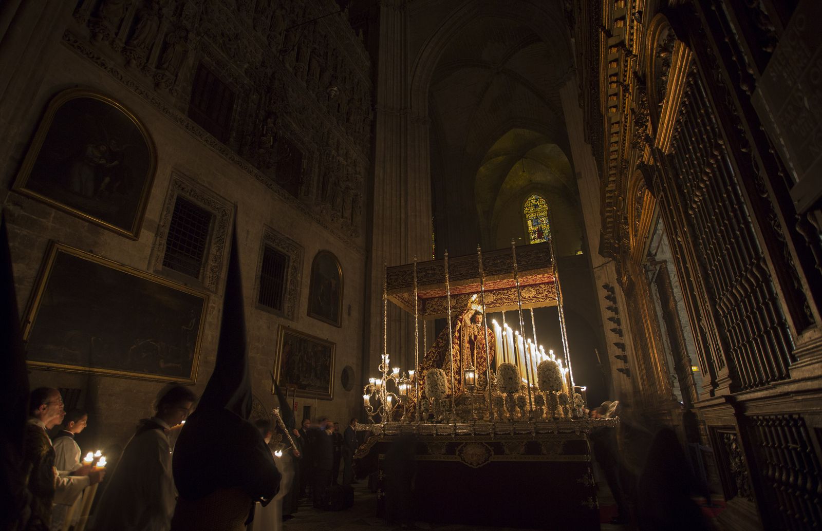 El paso de las hermandades de la Madrugada por la Catedral de Sevilla