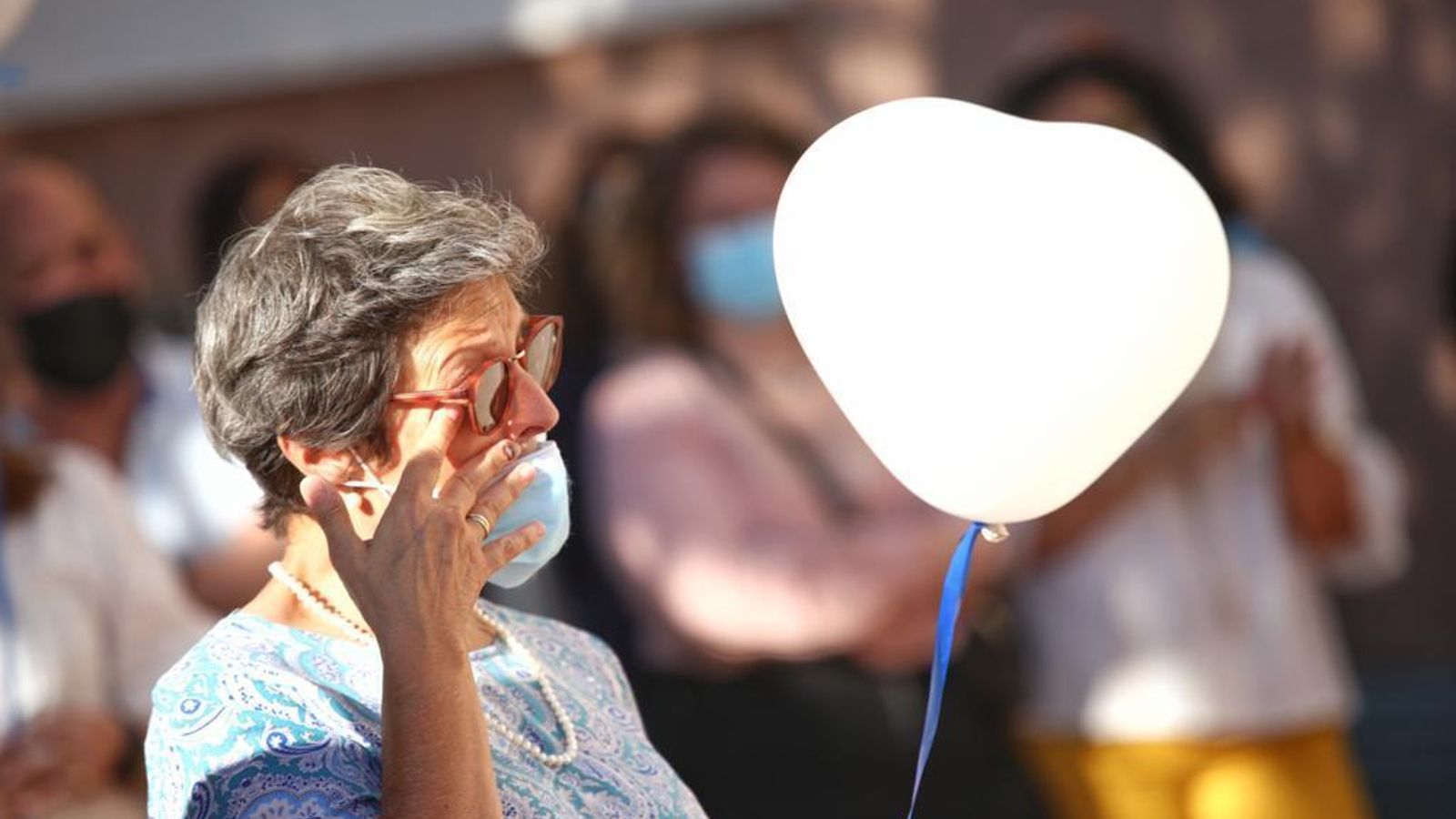 Los globos blancos recordaron a los usuarios fallecidos durante el brote que se registró a principios de año.