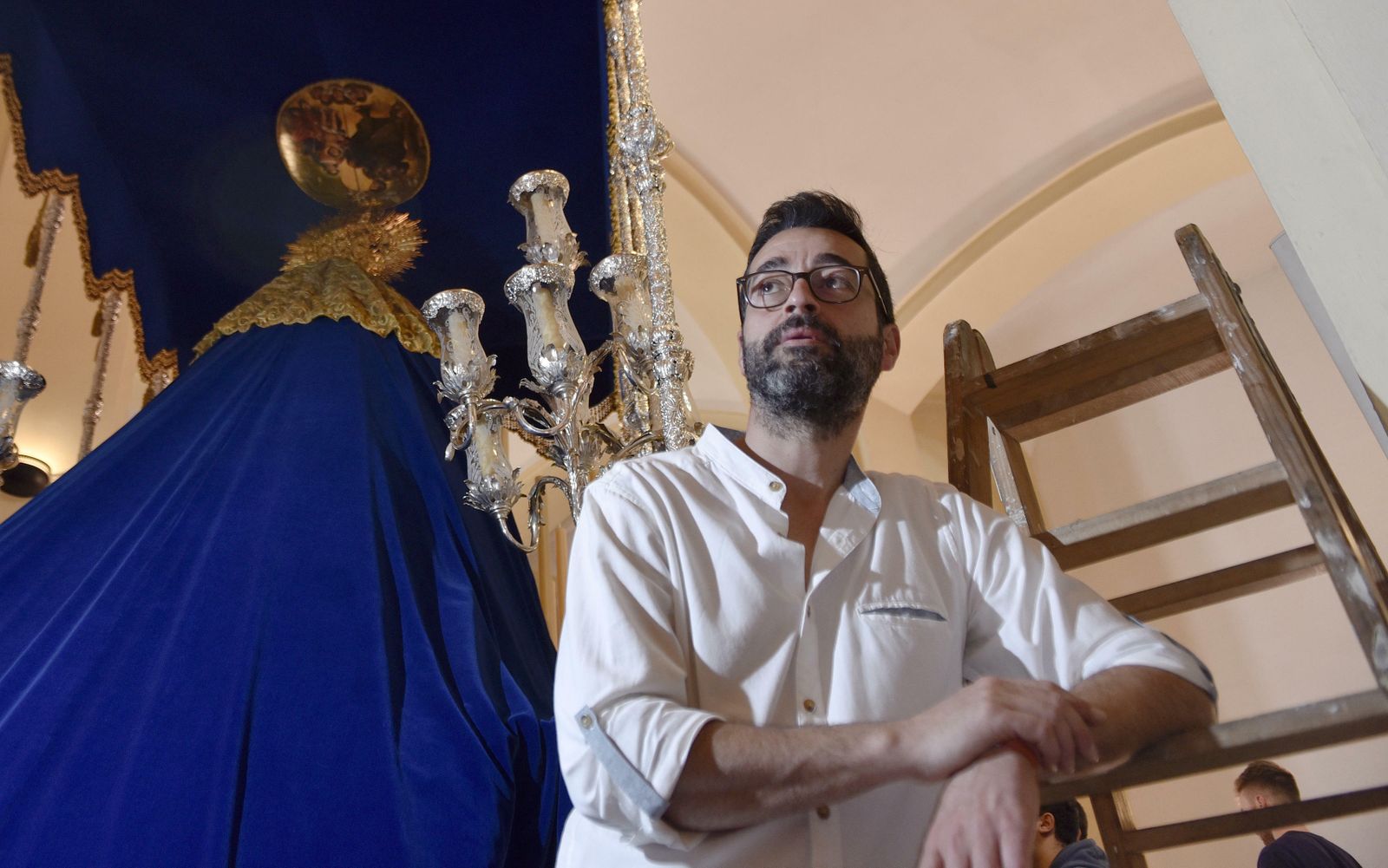 Antonio Bejarano,  el Viernes de Dolores mientras vestía a la Dolorosa de San José Obrero.