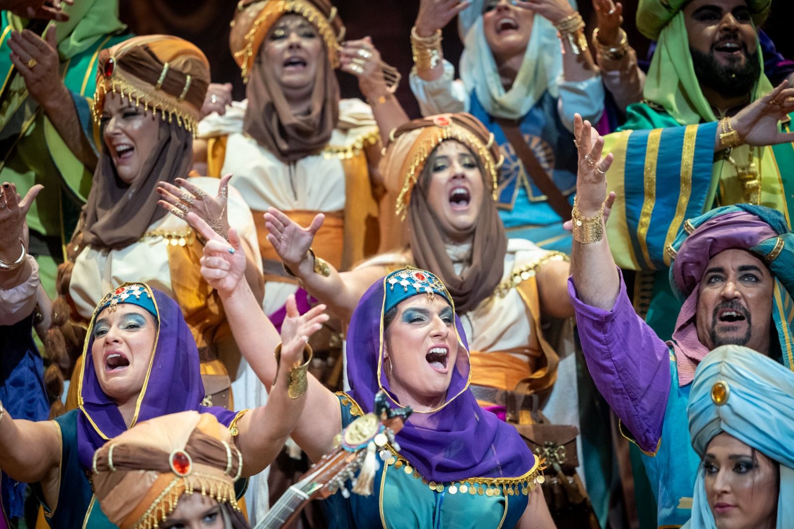 La directora Pilar Tejada durante las preliminares con el coro 'Las mil maravillas', abajo en el centro