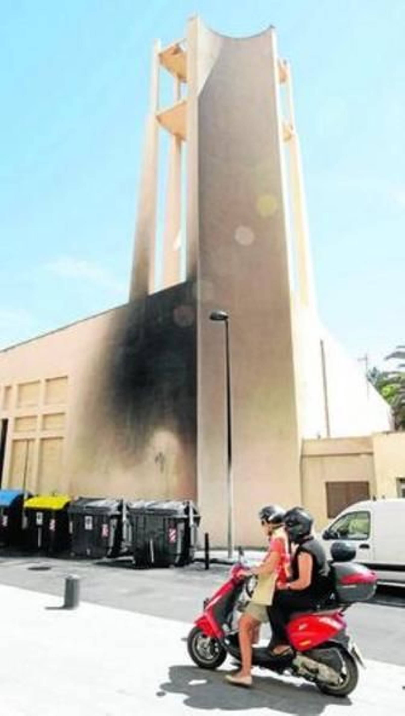 El vecindario se levantó con olor a plástico quemado.