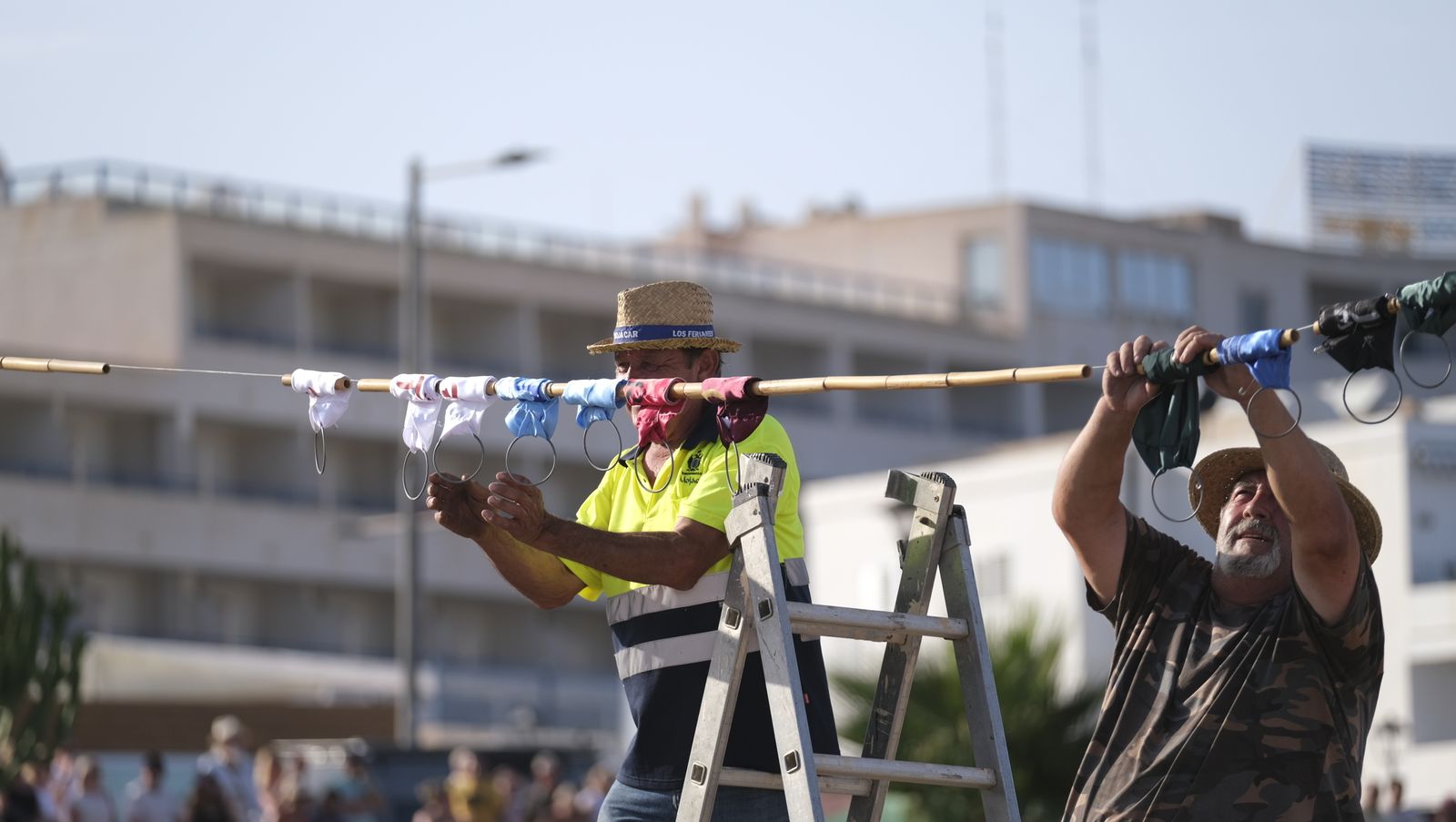 Imágenes de la carrera de cintas a caballo en las Fiestas de Moros y Cristianos de Mojácar