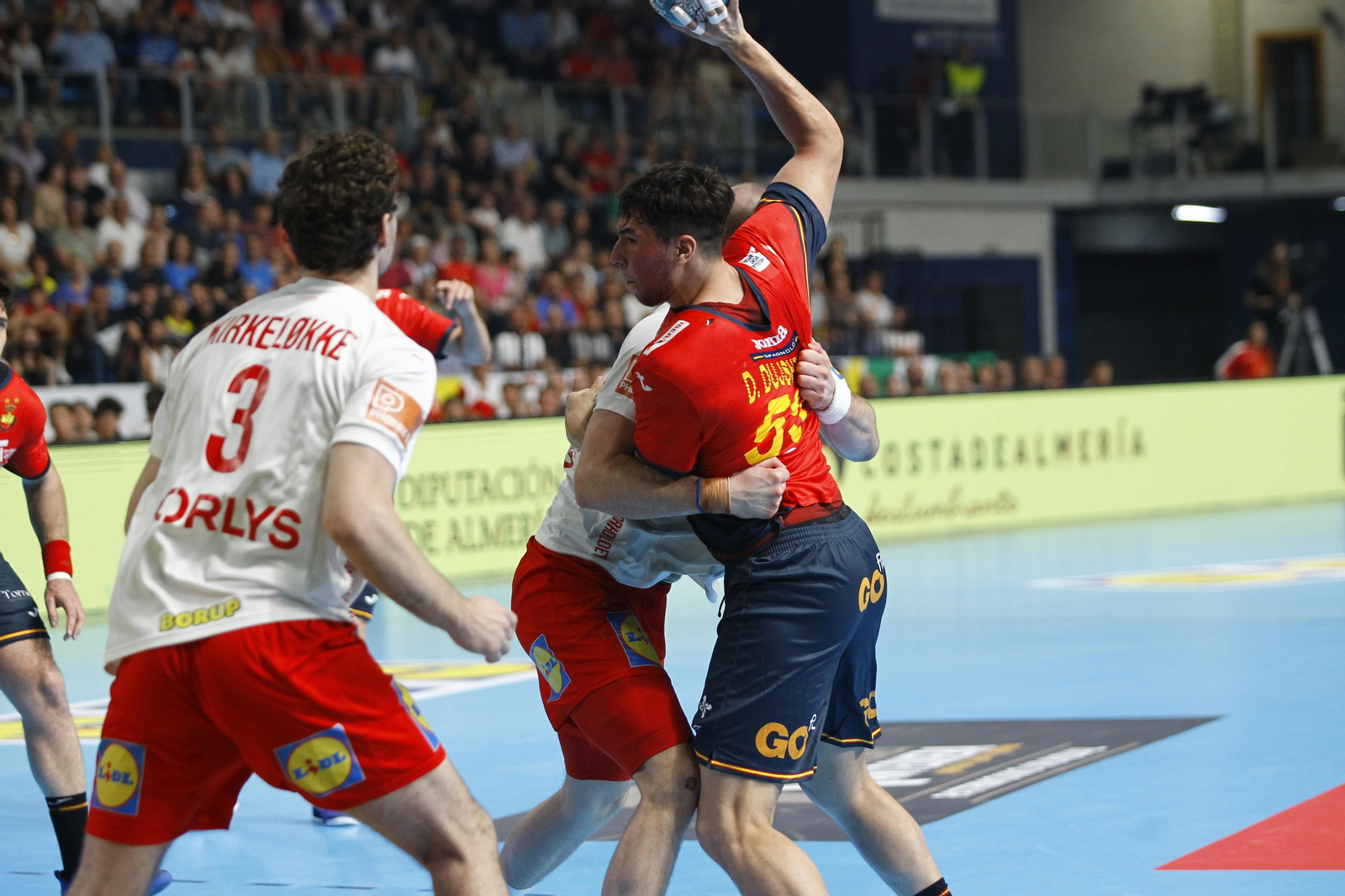 Imágenes del España-Dinamarca de la EHF Euro Cup de balonmano, en Almería