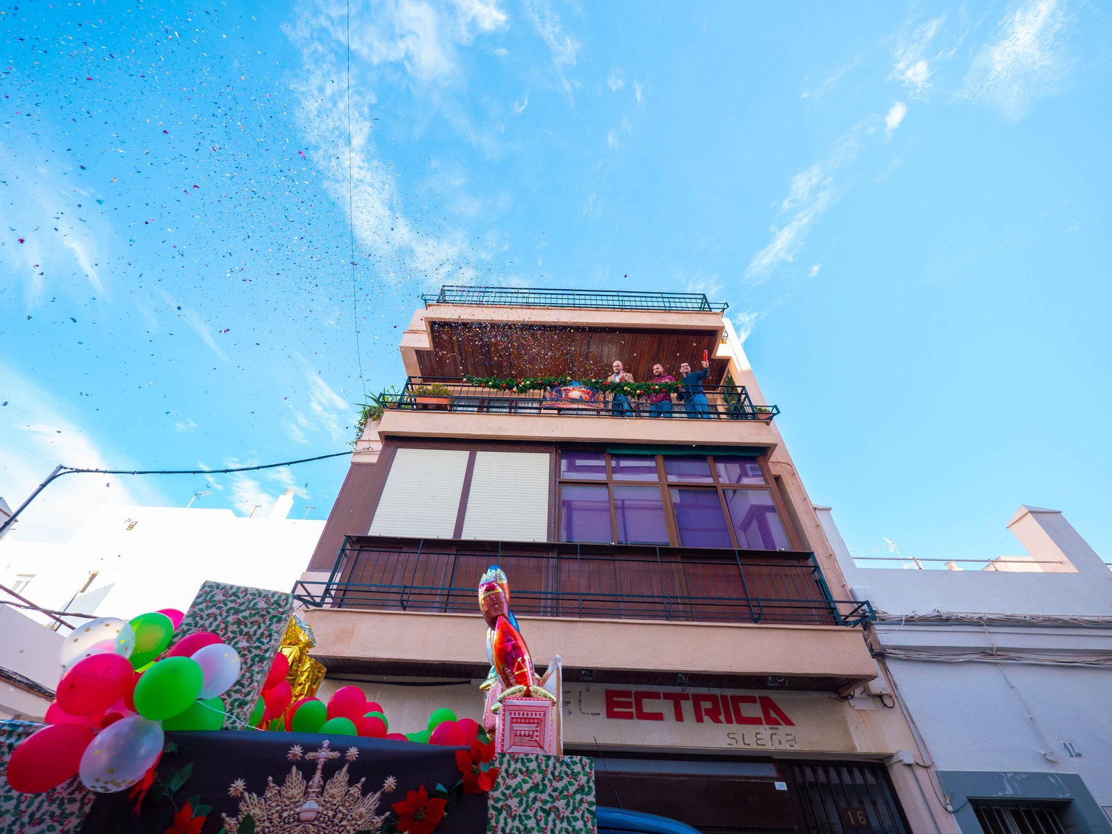 La Caravana Solidaria recoge cientos de regalos para echar una mano a los Reyes Magos en San Fernando