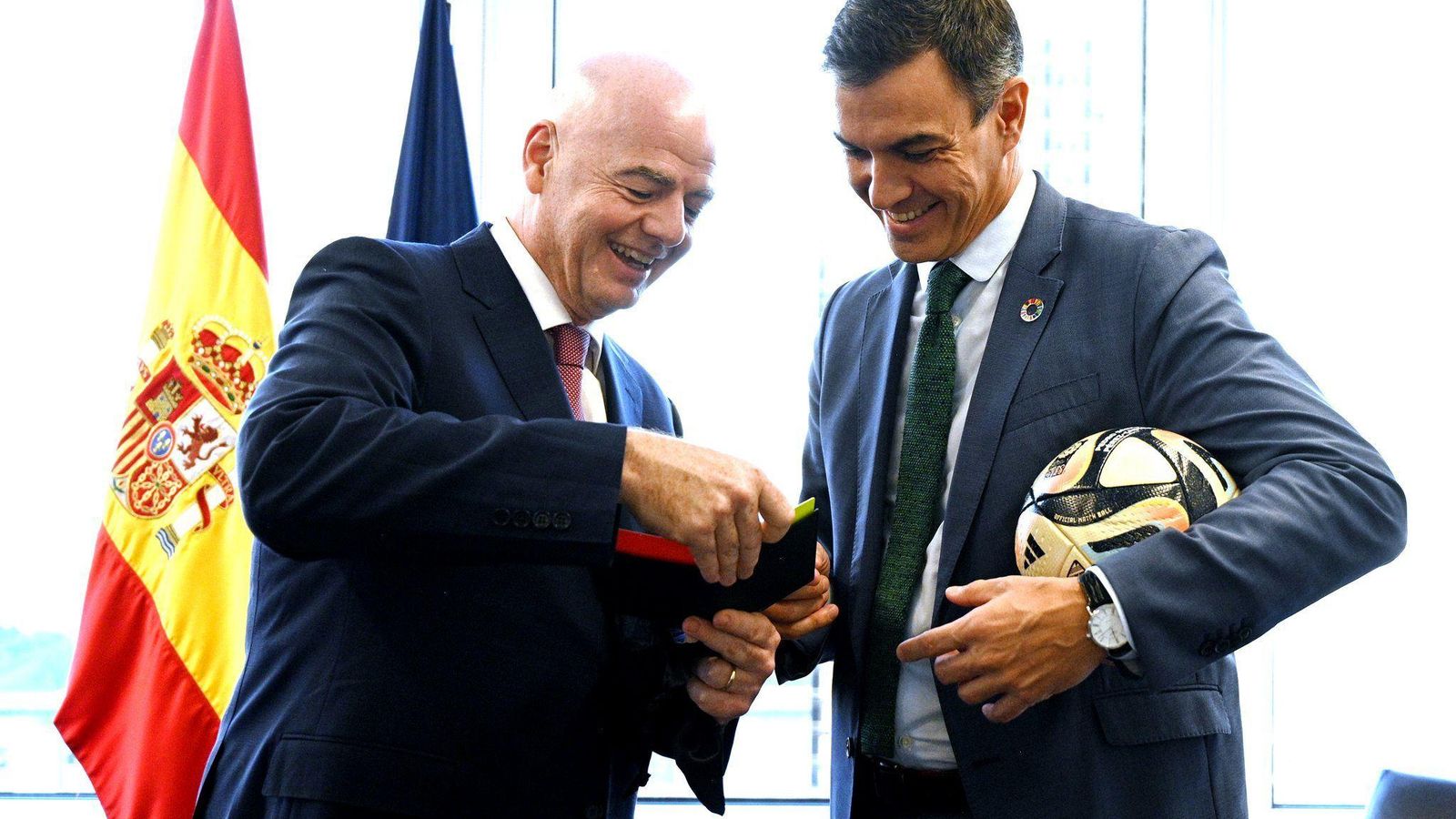 El presidente del Gobierno en funciones, Pedro Sánchez , y el presidente de la FIFA, Gianni Infantino