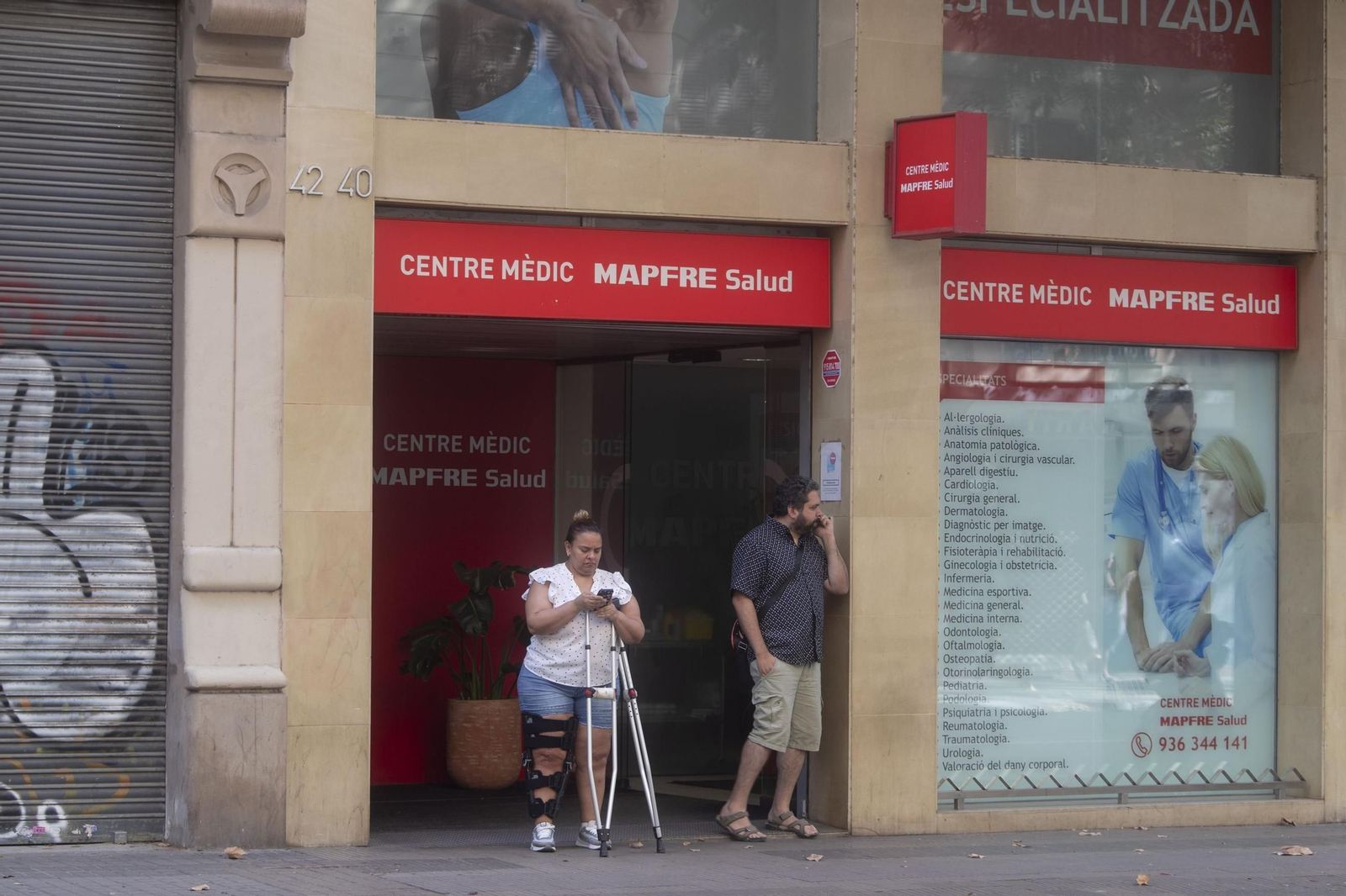 Usuarios a las puertas de un centro médico de la compañía de seguros privados Mapfre . Usuarios a las puertas de un centro médico de la compañía de seguros privados Mapfre .