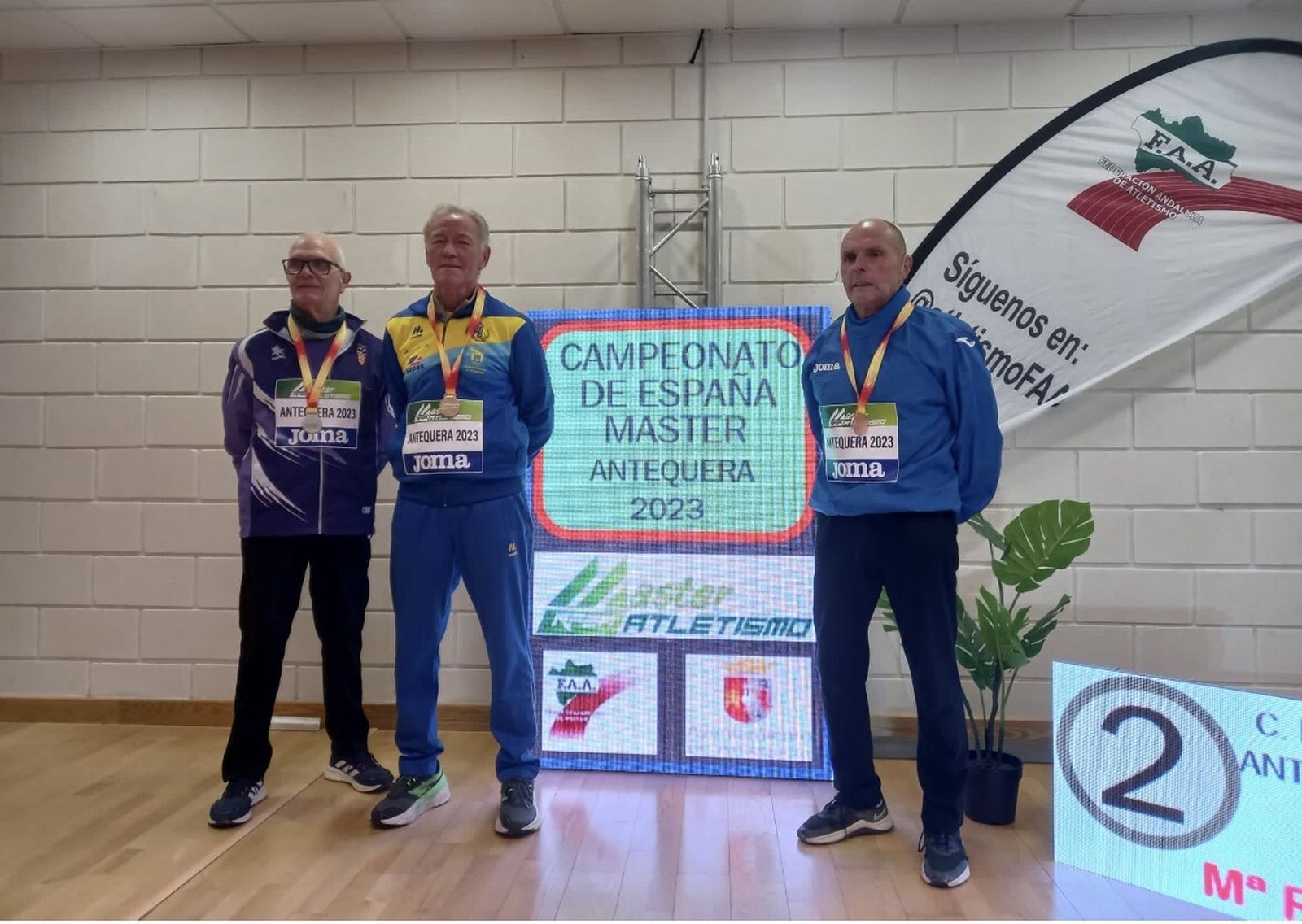 Jorge Páez, del Bahía (centro), con uno de sus oros.