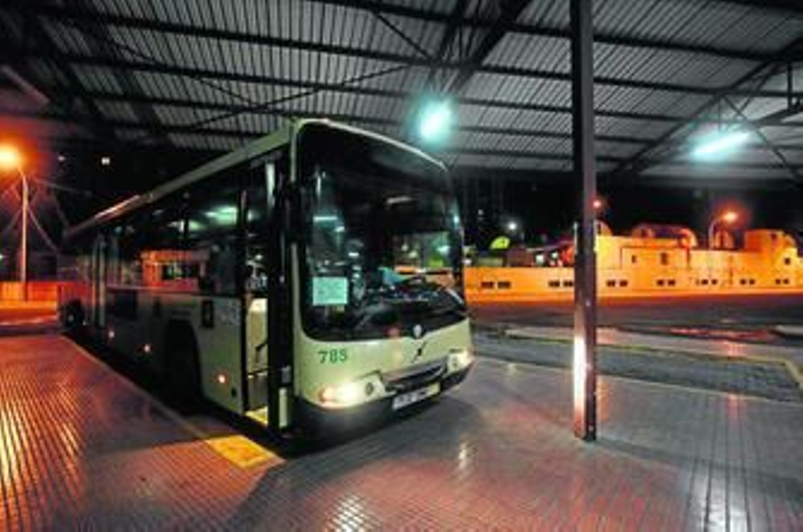 Un autobús de Los Amarillos, en la estación de autobuses de La Línea.