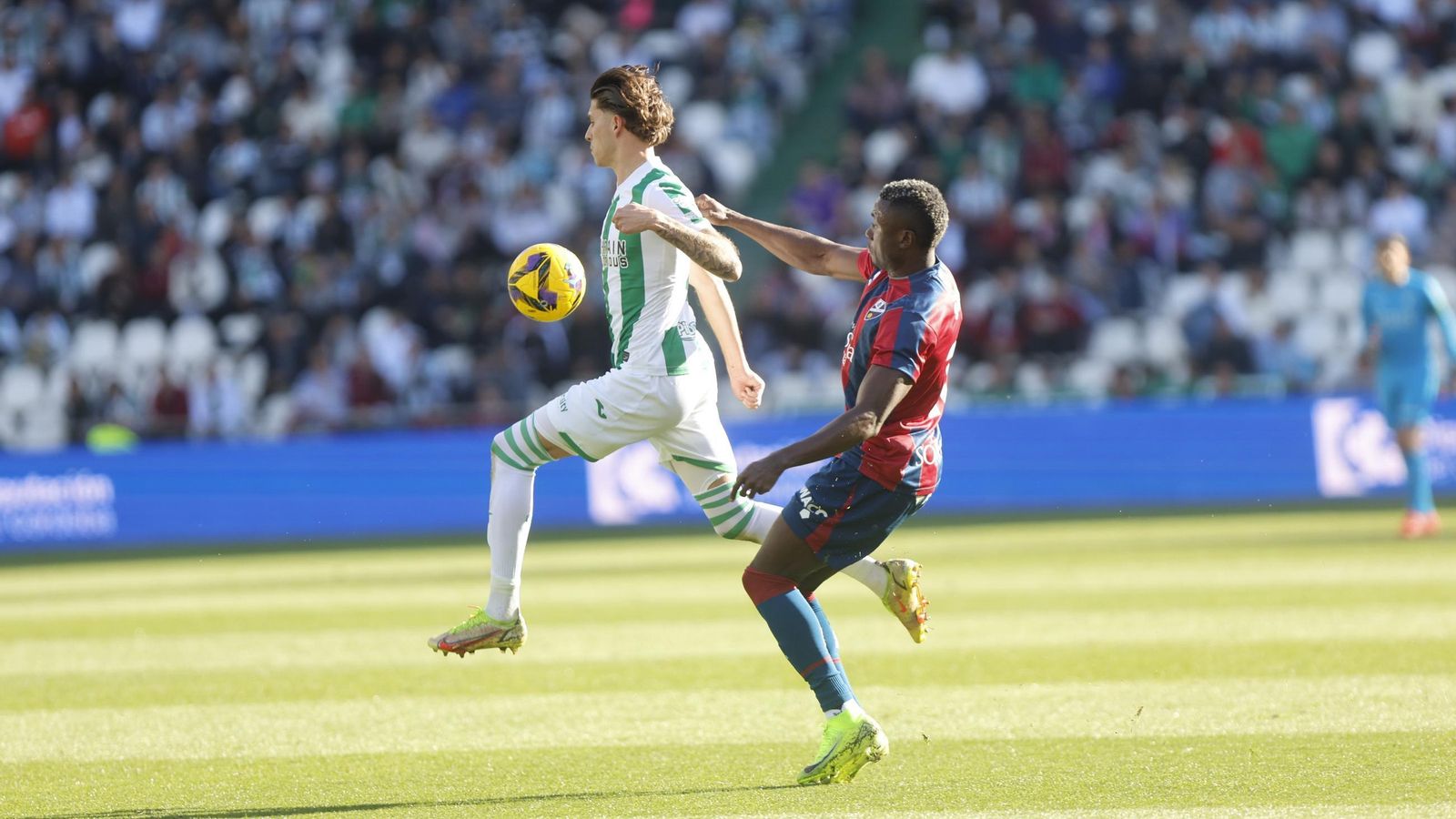 Álex Sala gana el balón ante Soko en el Córdoba CF - Huesca.