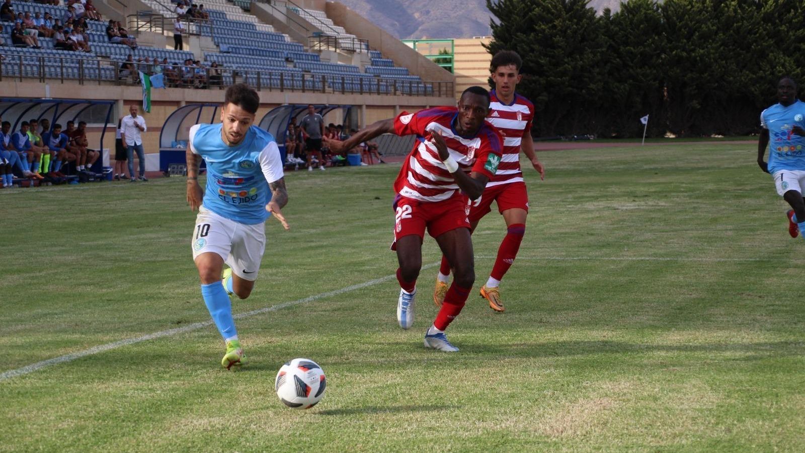 Osei trata de cortar la internada de Álex.