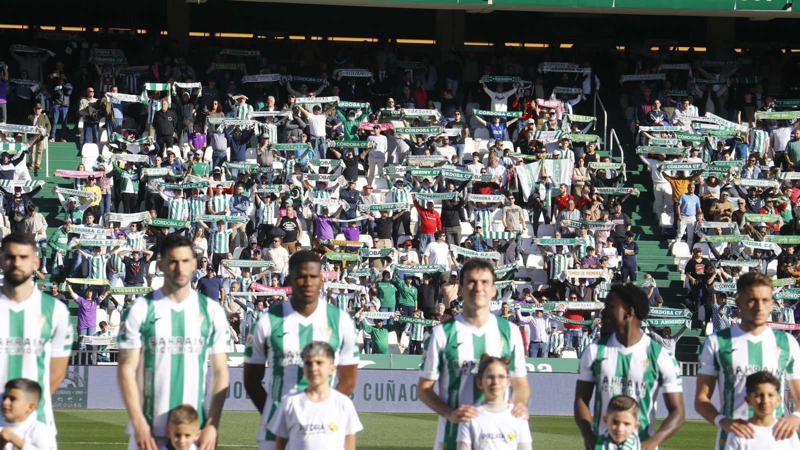 Los aficionados del Córdoba CF cantan el himno de su equipo en un partido en El Arcángel.