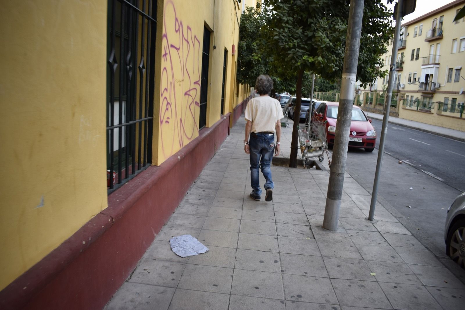 Un indigente pasea por la Macarena