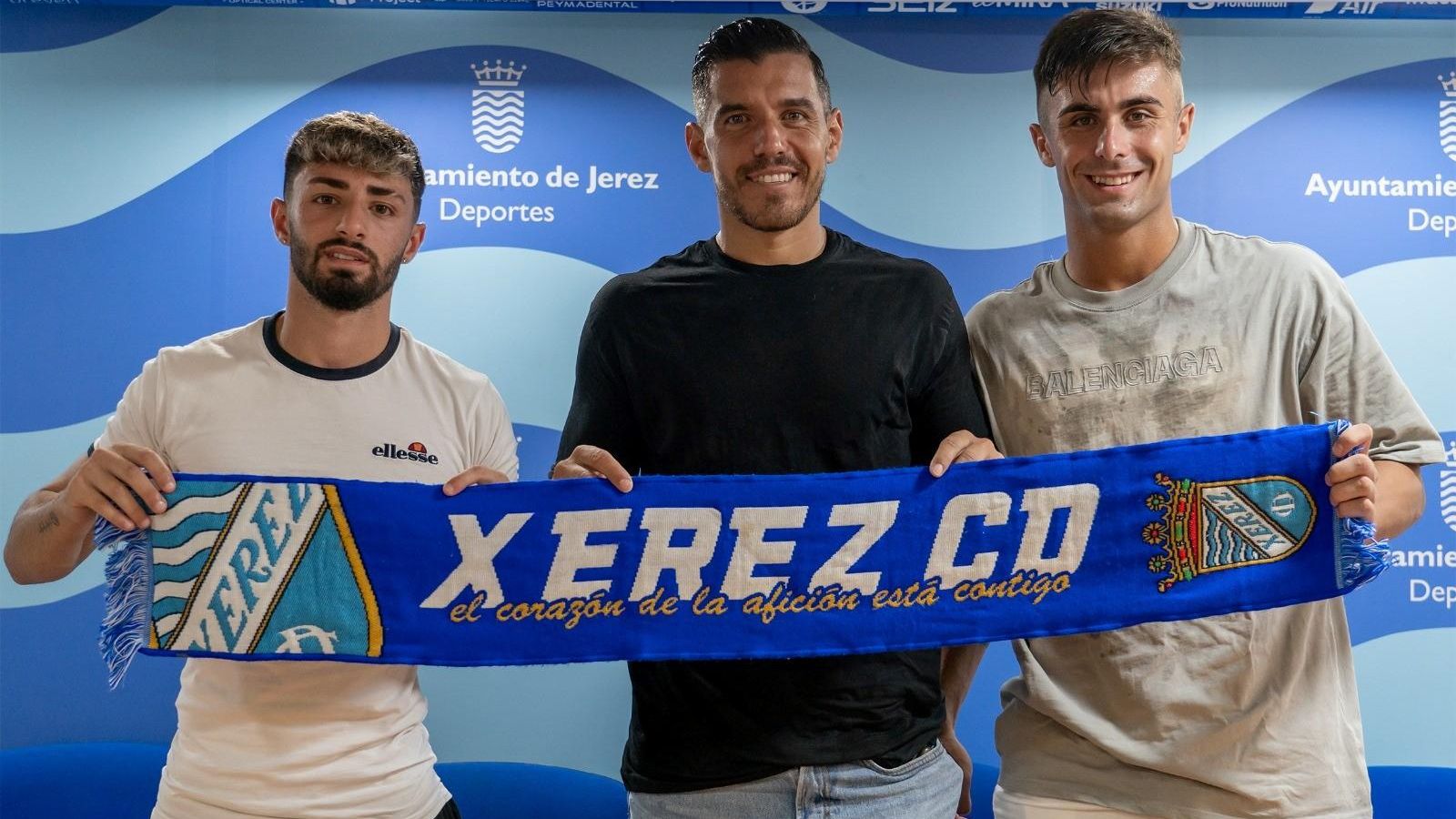Adri Valiente (izquierda), presentado el pasado verano por el Xerez CD.