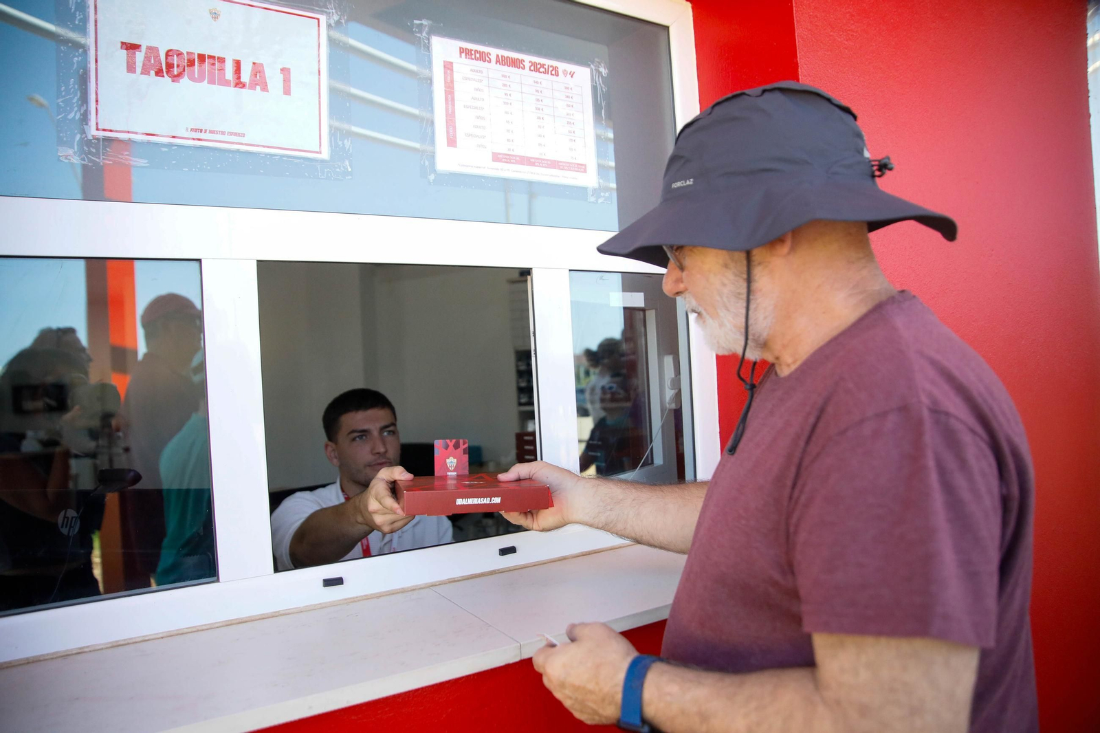 Las imágenes de la campaña de abonos de la UDA y apertura de la tienda del club