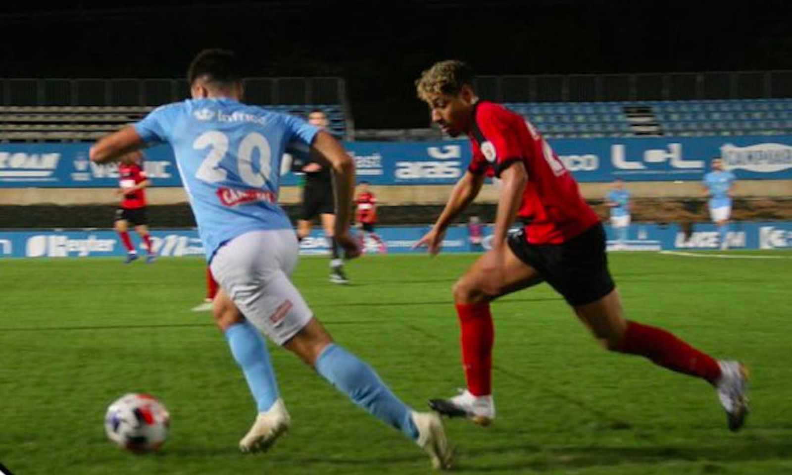 Leomar presiona a Mario en el Ciudad de Lucena-Gerena.