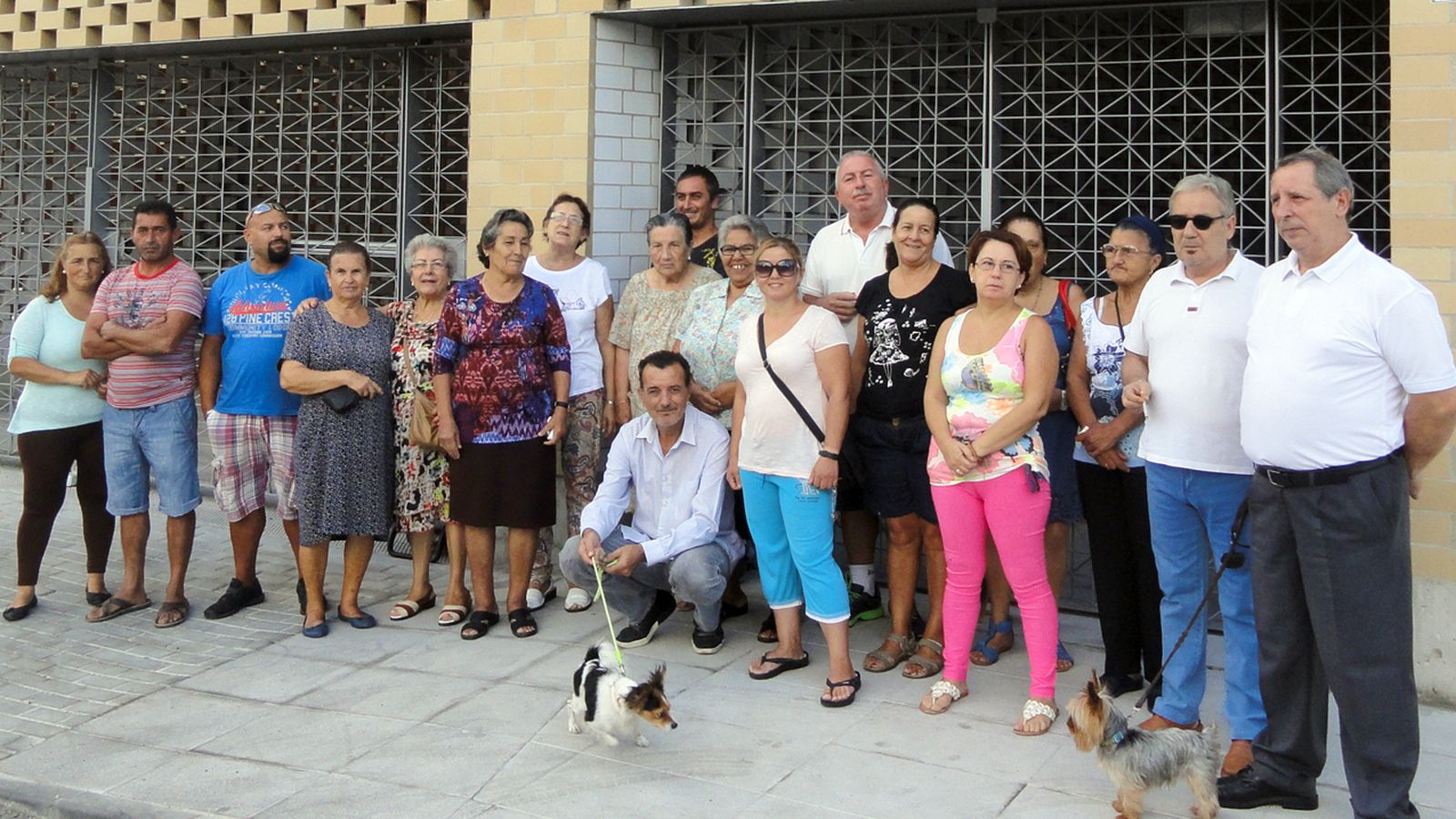 Vecinos de José Antonio y el Foro Social, ante los nuevos pisos de Santa Clara.