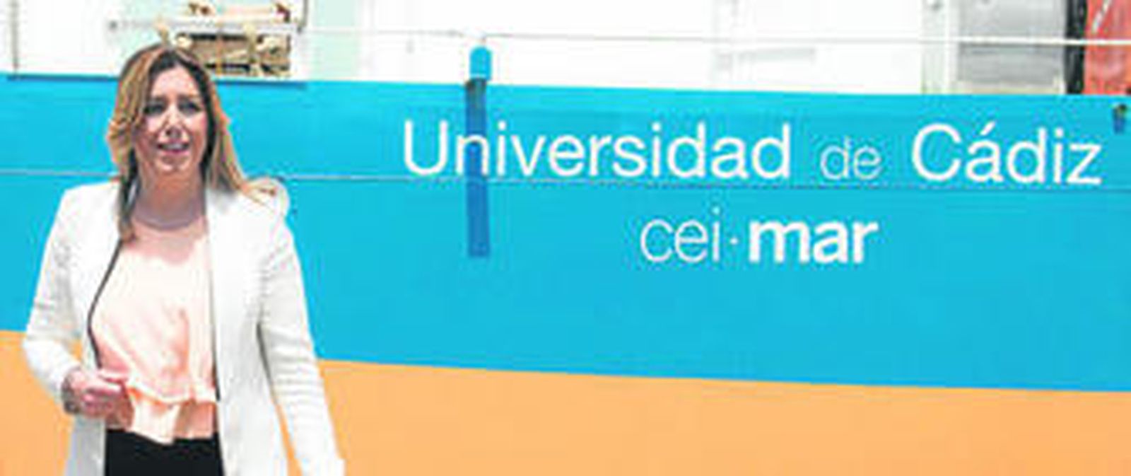 Susana Díaz, ayer en el puerto de Cádiz ante el buque oceanográfico 'Ucadiz'.