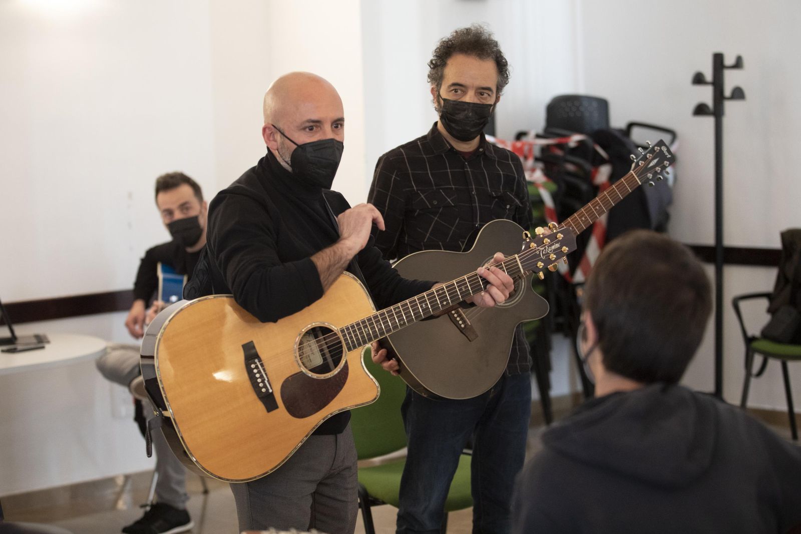 Fotos: Popi y Quini Almendros enseñan música a los jóvenes de la Asociación Homo Sapiens