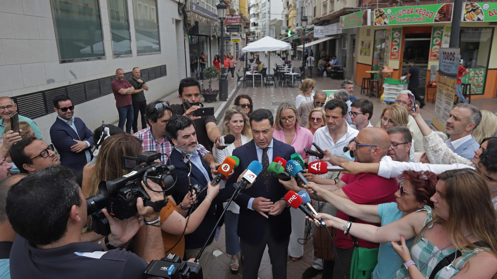 Fotos de la visita de Juanma Moreno a La Línea